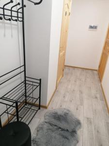 um quarto com um tapete de pele num piso de madeira em Apartamenti pie Lienes em Gardene