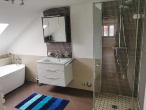 Ένα μπάνιο στο XL Apartment Rödermark 4SZ
