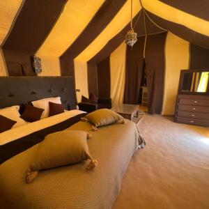 Postel nebo postele na pokoji v ubytování Fabulous Desert Camp