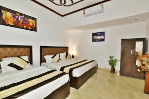 una habitación de hotel con 2 camas en una habitación en Hotel Sai Sham, en Amritsar