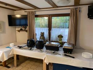 eine Küche mit einem Tisch mit Töpfen und Pfannen darauf in der Unterkunft Buddes Wirtshaus in Drolshagen