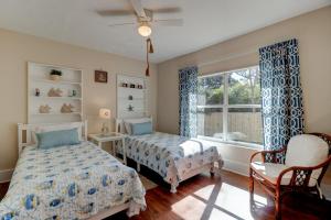um quarto com uma cama e uma janela em The Gypsy Mermaid 3 Bed Ginormous Yard em Daytona Beach