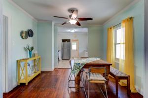 Una sala de estar con una mesa y un ventilador de techo. en The Gypsy Mermaid 3 Bed Ginormous Yard, en Daytona Beach