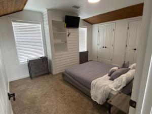 1 dormitorio con 1 cama y TV en Relaxing 3 bed 2 bath Wifi by the Intercostal, en Daytona Beach