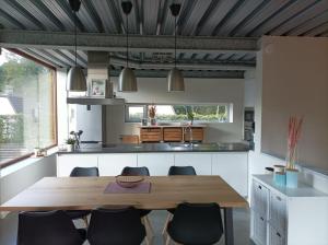 Köök või kööginurk majutusasutuses Woning gelegen in rustige bosrijke omgeving
