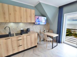 TV in/ali zabaviščno središče v nastanitvi Comfortable apartment for 3 persons right by the sea, Ustronie Morskie