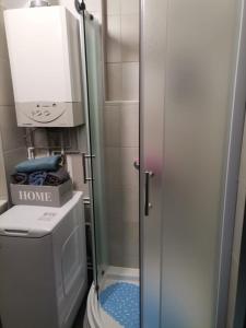 een kleine badkamer met een toilet en een douche bij Apartman Mia in Slavonski Brod