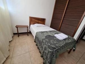 una camera da letto con un letto e due asciugamani di Apartment with city view in Oasis de San José a San José