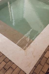 una piscina d'acqua accanto a un pavimento in mattoni di 2 Bed Bath for 5 Casa Azul a Tulum