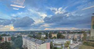 une vue sur une ville sous un ciel nuageux dans l'établissement STAR 66 Apartment przy Aqua Park"u 38m2, à Częstochowa