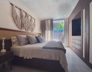 een slaapkamer met een bed en een groot raam bij 2 Bed Bath for 5 Casa Azul in Tulum