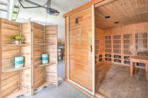 cabina de ducha de madera en una habitación con mesa en 4 Bedroom Clearwater Vacation Home with Amazing Backyard en Clearwater