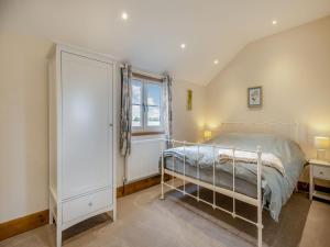 Un pat sau paturi într-o cameră la Stable Barn