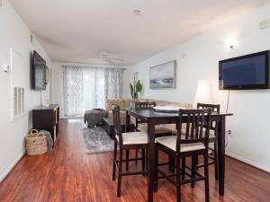 TV a/nebo společenská místnost v ubytování Spacious Condo Mins to Shands, University, & DOWNTOWN!