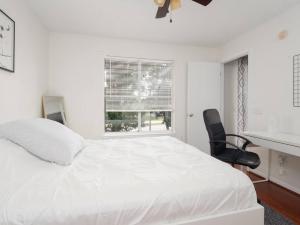 A bed or beds in a room at Spacious Condo Mins to Shands, University, & DOWNTOWN!
