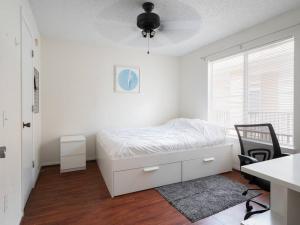 Postel nebo postele na pokoji v ubytování Spacious Condo Mins to Shands, University, & DOWNTOWN!