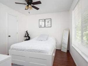 A bed or beds in a room at Spacious Condo Mins to Shands, University, & DOWNTOWN!