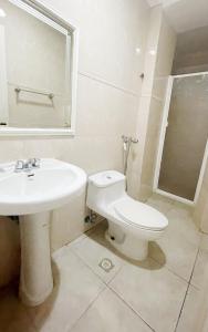 a bathroom with a white toilet and a sink at Hotel Pensión Anduriña in Panama City