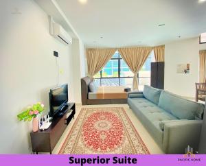 Pacific Home Petaling Jaya @ The Curve, 1 Utama, Universiti Malaya في بيتالينغ جايا: غرفة معيشة بها أريكة زرقاء وتلفزيون