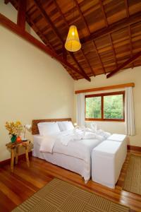 a bedroom with two white beds and a window at Go Organic Club - Santo Antônio do Pinhal SP, Brasil in Santo Antônio do Pinhal