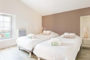 2 camas blancas en una habitación blanca con ventana en La Virginie - Suite Ile'Ô en La Couarde-sur-Mer