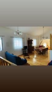 ein Wohnzimmer mit einem blauen Sofa und einem Tisch in der Unterkunft Casa da Neta in Açor