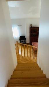 Un escalier mène à un salon avec un bureau. dans l'établissement Casa da Neta, à Açor