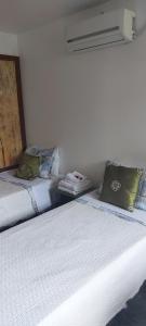 Een bed of bedden in een kamer bij Pousada Charitas Saint Malo