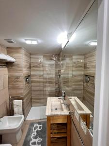 a bathroom with a sink and a tub and a toilet at Ushuaia Extremo Sur in Ushuaia