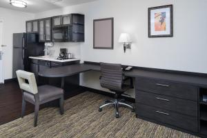 un bureau avec un bureau, une chaise et un ordinateur dans l'établissement Candlewood Suites Olympia - Lacey, an IHG Hotel, à Lacey