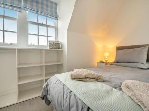 1 dormitorio con cama y ventana en Bay View - Uk38589, en Inverkeithing