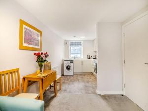 A kitchen or kitchenette at Inverkeithing View - Uk38588