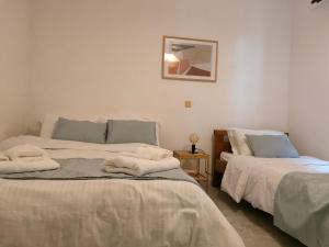 A bed or beds in a room at Σπίτι στο Τείχιο με θέα Βαρδούσια και Γκιώνα