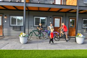 een groep mensen met fietsen buiten een huis bij The Darmont Hotel and Suites in Darby