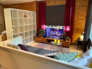 a person laying on a bed in a room at Katiskosken joenrantamökki in Hämeenlinna