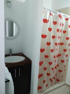een badkamer met een douchegordijn met harten erop bij Gal - Habitaciones Confortables in Cuernavaca