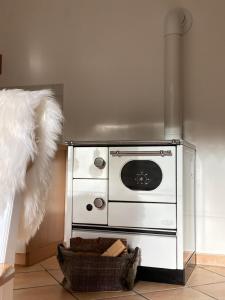 una cocina con horno con aume en Haus Waldfrieden, en Bischofswiesen