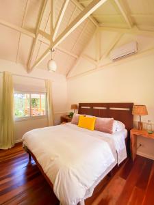 a bedroom with a large white bed in a room at Go Organic Club - Santo Antônio do Pinhal SP, Brasil in Santo Antônio do Pinhal