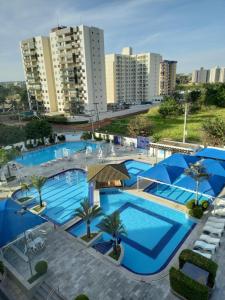 ein großes Schwimmbad in einer Stadt mit hohen Gebäuden in der Unterkunft Eldorado Thermas Park Caldas Novas in Caldas Novas