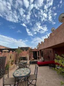 un patio con mesas y sillas en Dar Fangui, en Marrakech