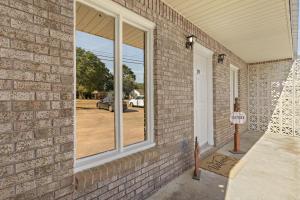 ein Fenster an der Seite eines Backsteinhauses in der Unterkunft Unit 19 Green Acres Apartment in Enterprise