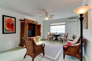 een woonkamer met stoelen, een televisie en een tafel bij Lovely 2 bedroom condo in the heart of Flagler in Flagler Beach