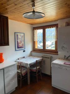 Kuchyňa alebo kuchynka v ubytovaní Appartamento panoramico a Lignod 6 posti letto
