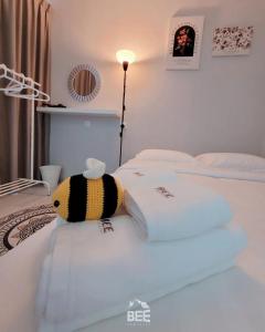 Bee Homestay - Jesselton Quay Kota Kinabalu tesisinde bir odada yatak veya yataklar