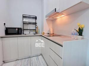 Bee Homestay - Jesselton Quay Kota Kinabalu tesisinde mutfak veya mini mutfak