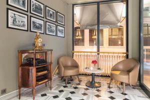 una stanza con due sedie e un tavolo e una finestra di Marius Hotel a Istanbul