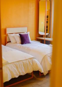 um quarto com 2 camas e um espelho em Roma Majestic By Mr W em Cidade do México