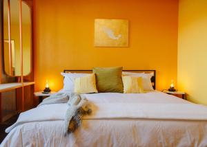 um quarto com uma cama grande e paredes amarelas em Roma Majestic By Mr W em Cidade do México