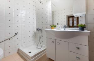 Kúpeľňa v ubytovaní Kallisti Vitina Home + 17 fotografií