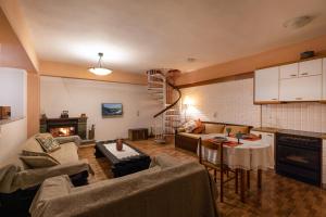 - un salon avec un canapé et une table dans l'établissement Kallisti Vitina Home, à Vitina